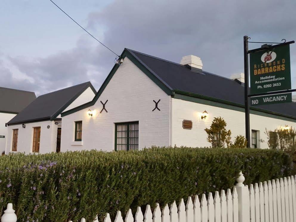 Отель Richmond Barracks Экстерьер фото